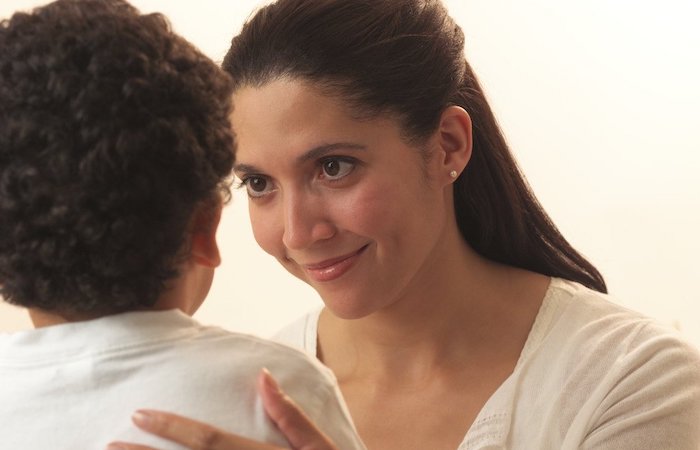 madre-hablando-con-hijo