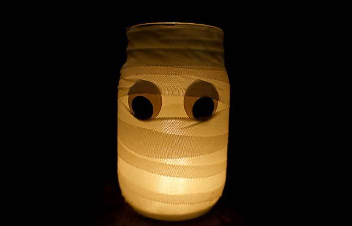 Portavelas casero en forma de momia Portavelas caseros en forma de momia para Halloween