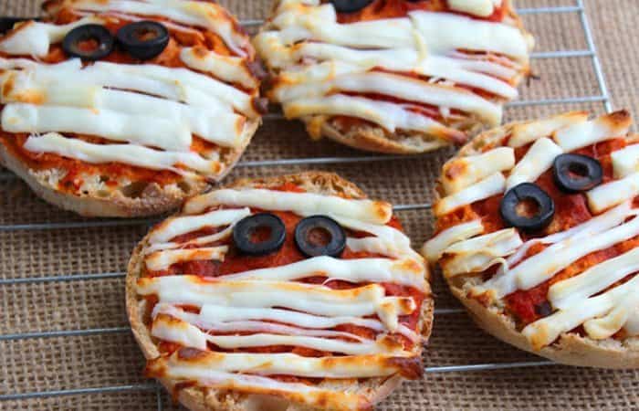 minipizzas-momia-Halloween minipizzas momia Halloween