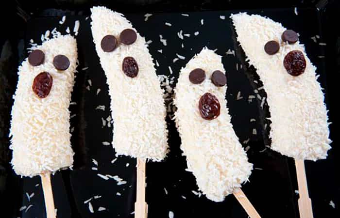 Fantasmas de Halloween con plátanos y coco fantasmas con plátanos y coco