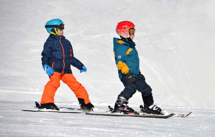 deportes en la nieve Niños practicando deportes en la nieve