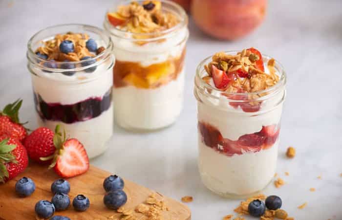 postre-de-yogur-con-tres-frutas Yogur con frutas variadas y granola