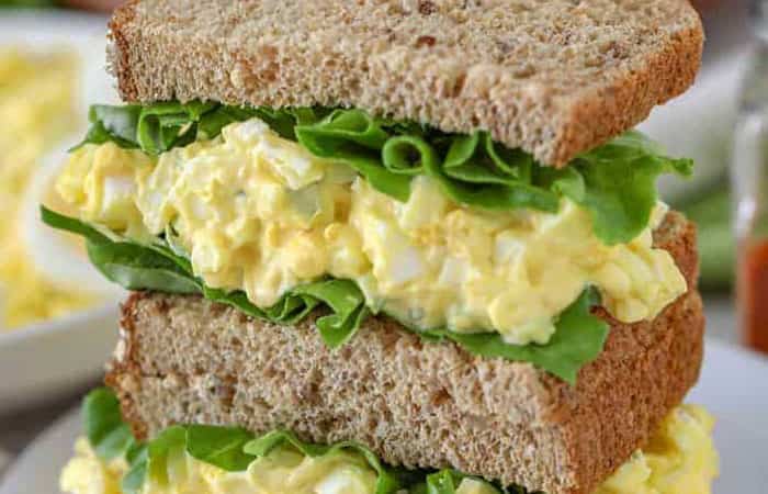 Sándwiches de huevo duro con mayonesa
