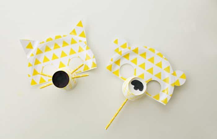Animales con vasos y platos de papel Gato y oso con platos y vasos de papel