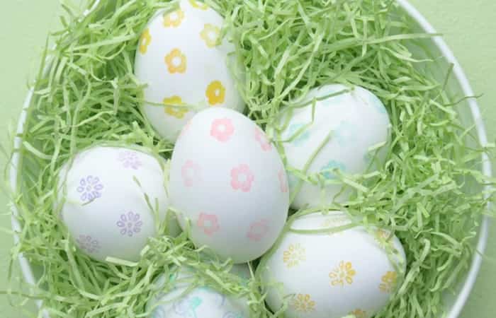 huevos pintados de Pascua con sellos huevos pintados de Pascua con sellos