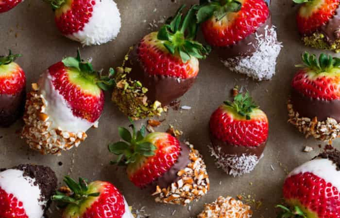 bombones-de-fresas-con-cobertura crujiente Fresas con chocolate: bombones decorados