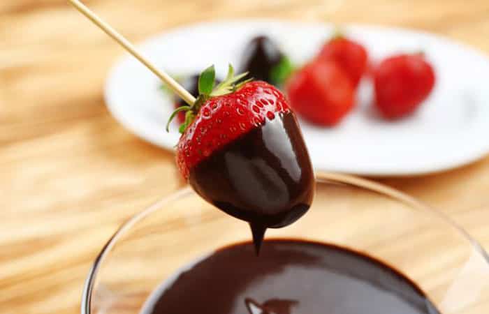chupachups-de-fresas Fondue de chocolate con fresas