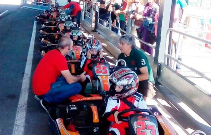 Dando instrucciones a los niños montados en karts en el Circuito de Navarra De karts con tu hijo en el circuito de Navarra