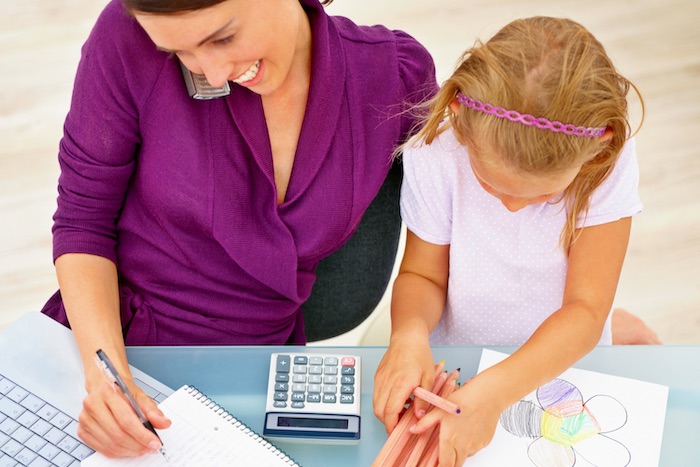 madre-trabajando-y-niña-jugando