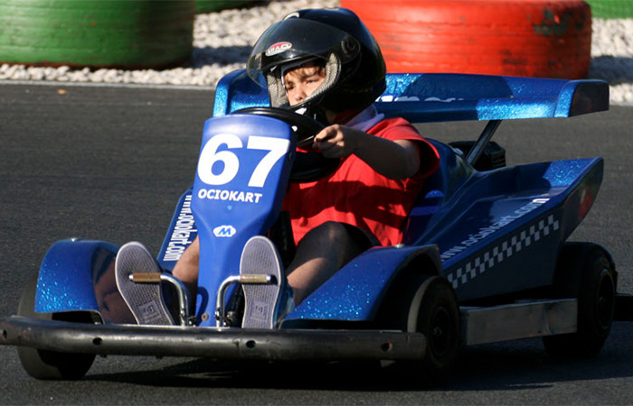 Niño en monoplaza por el circuito Ocio Kart, en Vizcaya De karts con tu hijo: Ocio Kart Vizcaya