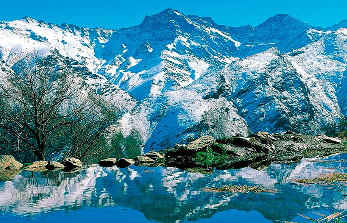 Sierra Nevada reflejada en el agua Parques Nacionales de España: Sierra Nevada, Granada