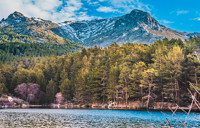 lago y montañas de las Sierra de Guadarrama Sierra de Guadarrama