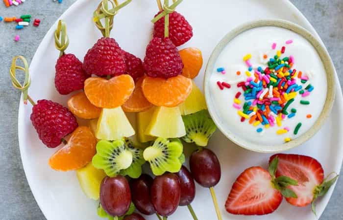 macedonia-en-brochetas Macedonias de frutas: Brochetas con yogur
