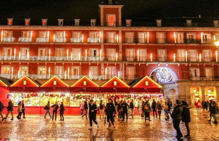 El Mercadillo de Navidad de la plaza Mayor es una actividad indispensable en estas fechas Planes para el puente de diciembre en Madrid: Mercado navideño de la plaza Mayor