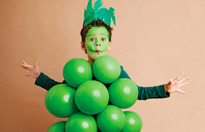 disfraz de uvas con globos verdes Disfraz de uvas