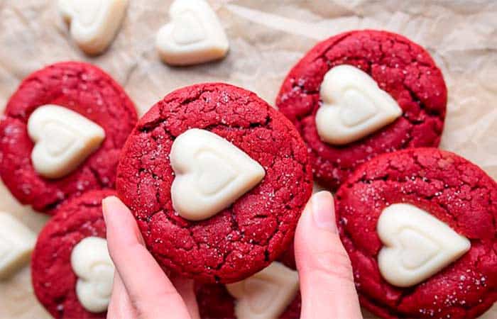 Galletas de San Valentín con el corazón blanco Galletas de San Valentín de corazón de chocolate