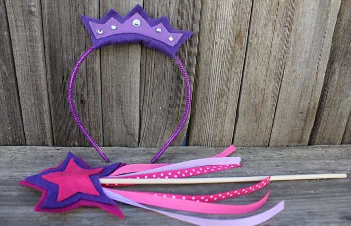 Varita y corona en tonos morados y rosas hechas con fieltro Corona y varita con fieltro