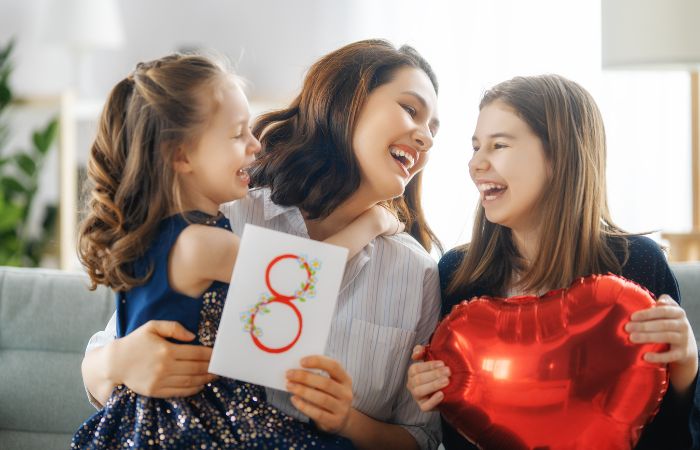 Madre con sus dos hijas celebrando el 8 de marzo, día de la mujer 8 de marzo, día de la mujer