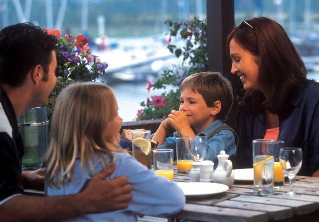 Comer en familia en un restaurante