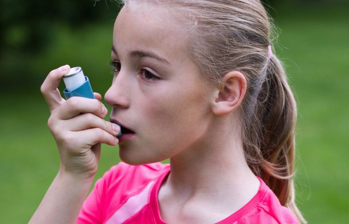 Llevar Inhaladores y otros medicamentos para niños alérgicos en campamentos Niños alérgicos: llevar informe y medicación, como inhaladores