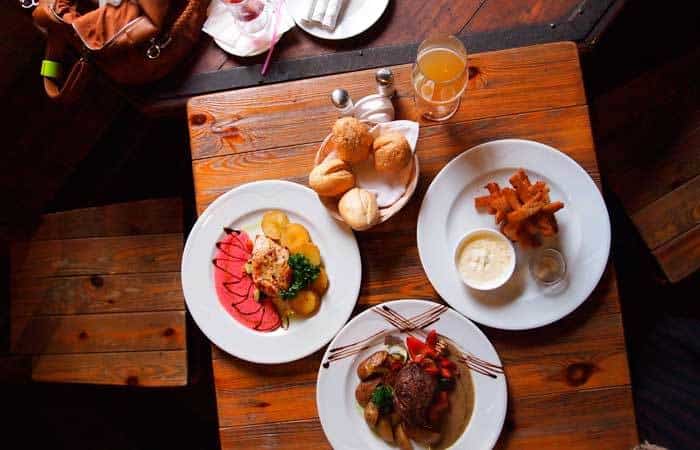 Comer en familia en un restaurante