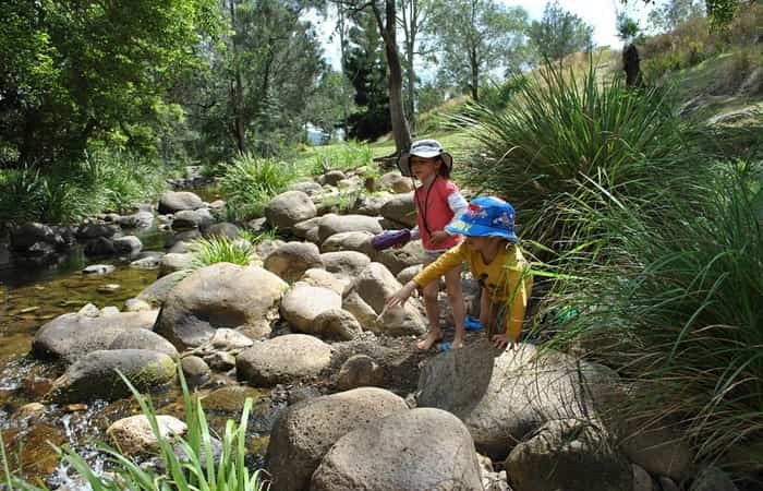 acampada con niños en contacto con la naturaleza Excursión por la naturaleza junto a un río