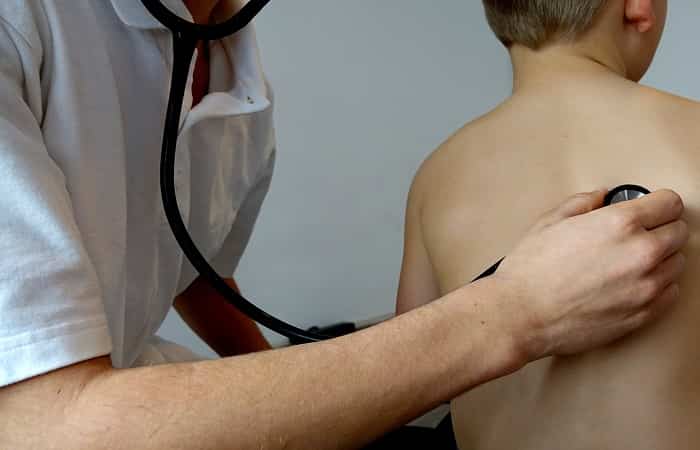 Ahogamiento secundario: si hay síntomas, hay que llevar al niño al médico Atención médica ante signos de ahogamiento