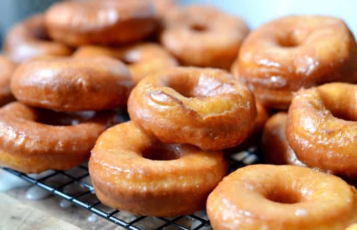 Cómo hacer unos donuts caseros glaseados Donuts glaseados