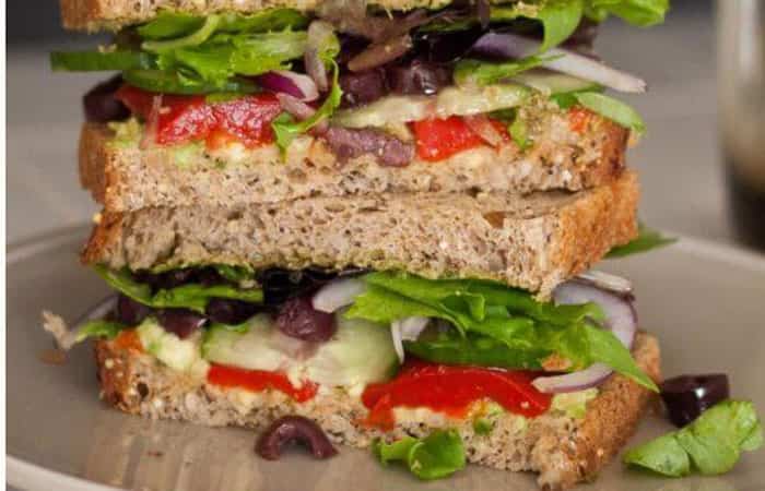 sándwiches vegetales Sándwiches de aguacate al estilo mediterráneo