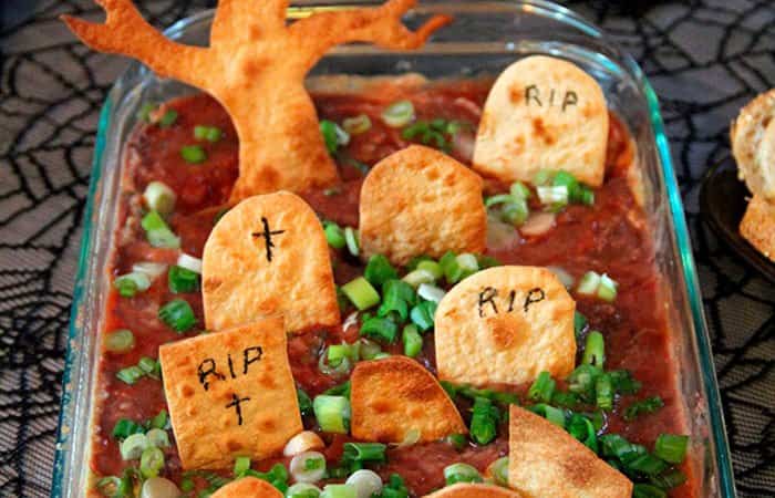 dipnachos-cementerio-halloween Recetas de Halloween originales: dip cementerio de nachos