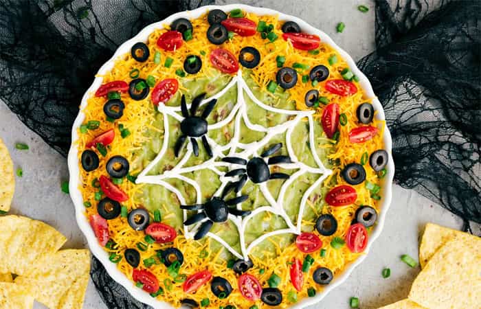 guacamole-tela-de-araña Recetas de Halloween originales: dip telaraña con guacamole