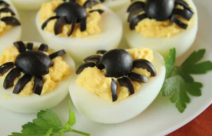 huevos-rellenos-araña Recetas de Halloween originales