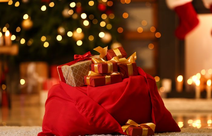 Reyes, duendes y brujas que traen regalos de Navidad