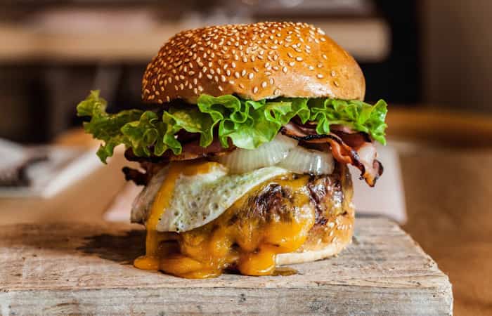 New York Burguer con huevo, queso cebolla, lechuga y beicon New York Burguer