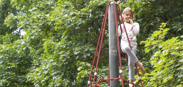 Niña jugando en los columpios en el Tiergarten Niña jugando en los columpios en el Tiergarten