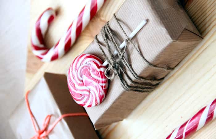 Envolver los regalos con chuches Envuelve los regalos con dulces