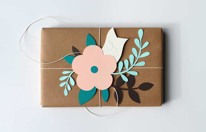 envolver los regalos con flores de papel manualidades para envolver los regalos
