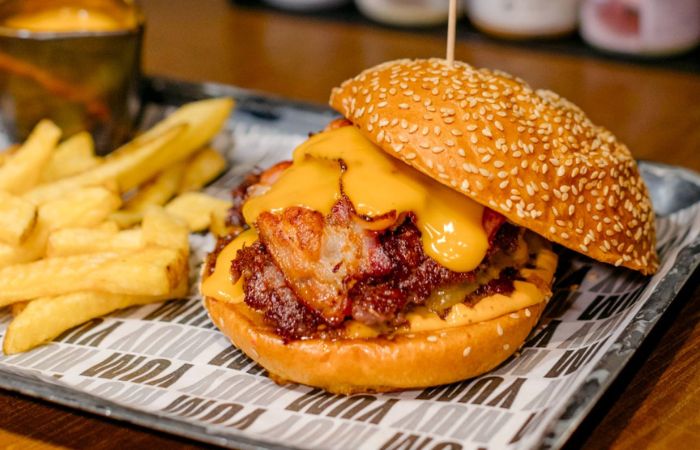 Hamburguesa Nostra con beicon, queso y patatas fritas Hamburguesa Nostra