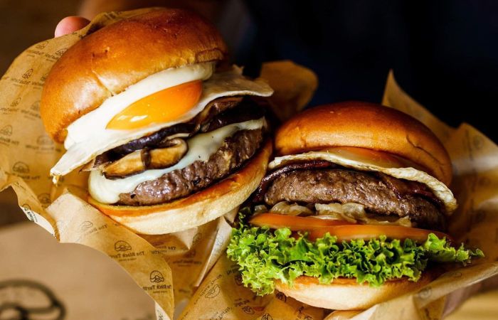 dos grandes burguers de The Black Turtle, una con huevo Las mejores hamburguesas de Madrid: The Black Turtle