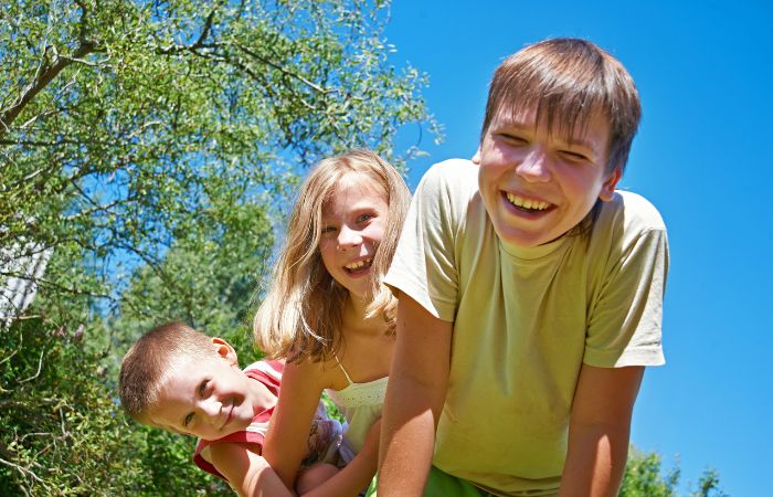 Los niños deben pasar más tiempo al aire libre para prevenir y frenar la miopía Juego al aire libre para una buena salud visual