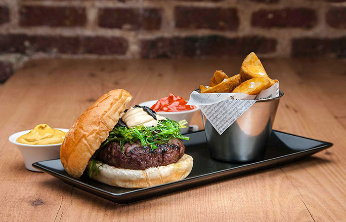 hamburguesa Japo de La puerta amarilla, con patatas gajo La japo, La puerta amarilla