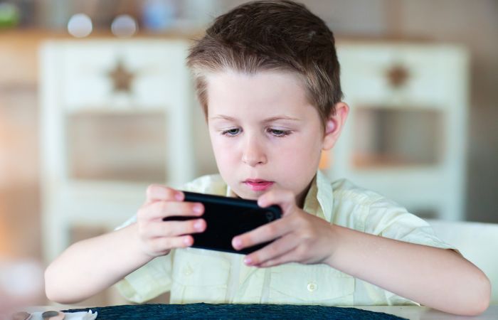 miopía y pantallas, prevención Acercarse mucho a las pantallas de los dispositivos móviles