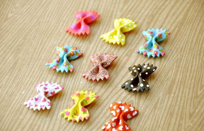 Lazos de pasta pintados de colores y decorados, una de las manualidades de primavera Manualidades de primavera para hacer con niños: lazos de pasta de colores