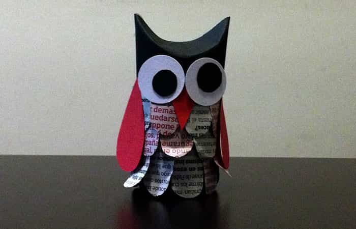 búho con materiales reciclados