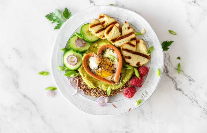 Tostada con aguacate y huevo a la plancha, desayuno especial para mamá Desayuno para mamá: Día de la Madre sin gastar dinero
