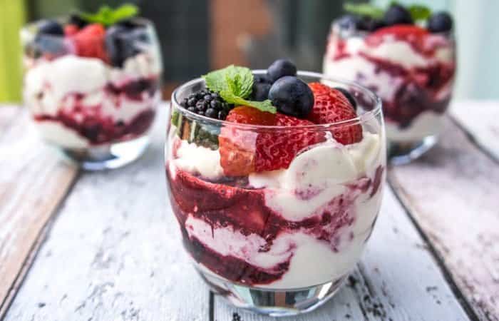 Copa de yogur y frutos rojos, desayunos deliciosos para regalar en el dia de la madre Copa de yogur y frutos rojos