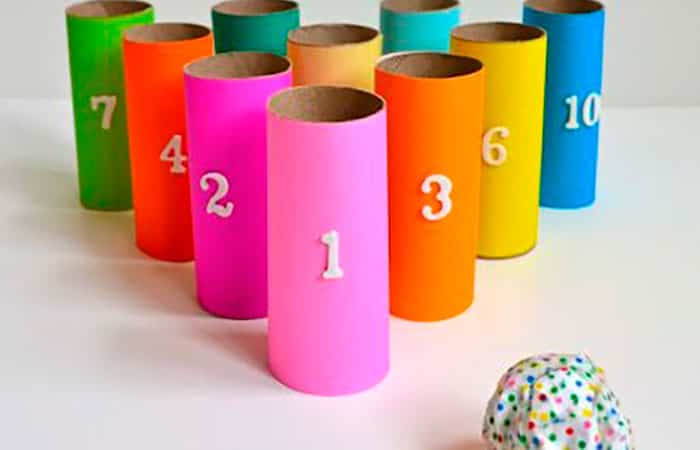 Juego de bolos con tubos de papel higiénico pintados de colores y numerados Juego de bolos con tubos de papel higiénico