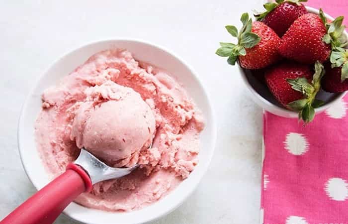 helado-de-fres-y-platano-cenital Menú sin gluten para niños: Helado de fresa y plátano