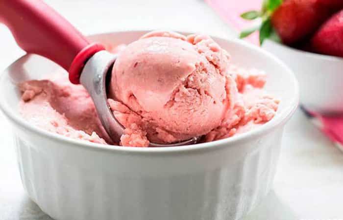 Menú sin gluten para niños: Helado de fresa y plátano