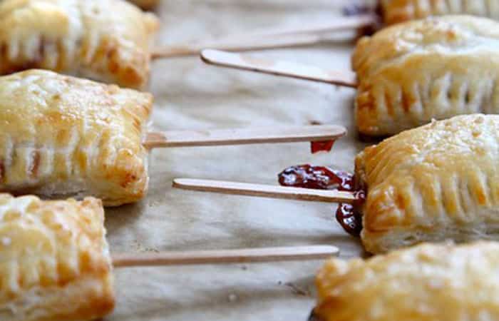 Piruletas-de-hojaldre-con brie Comidas en forma de piruleta: Mini empanadas de brie